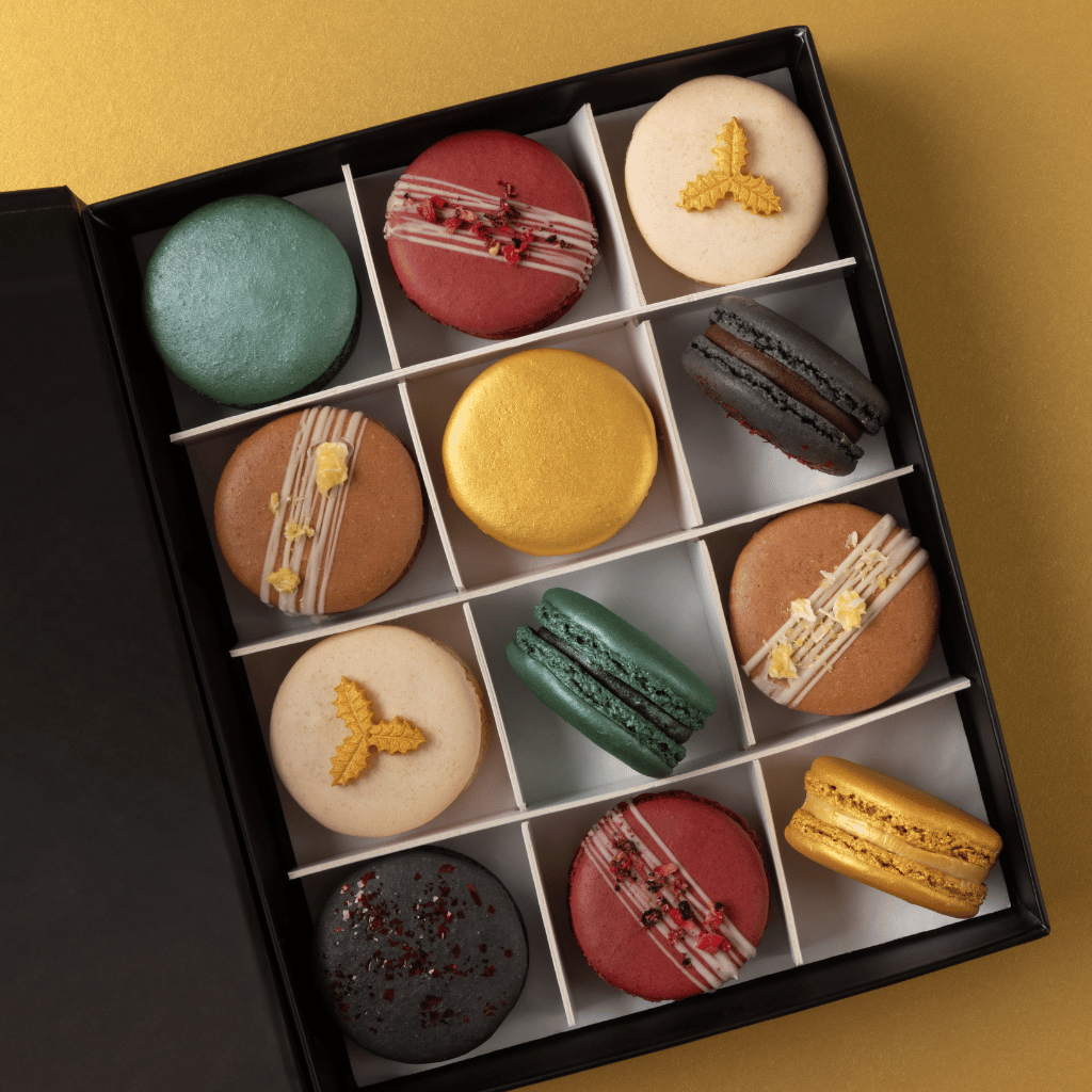 Thumbnail: 12 Luxury Christmas macarons Image 3
