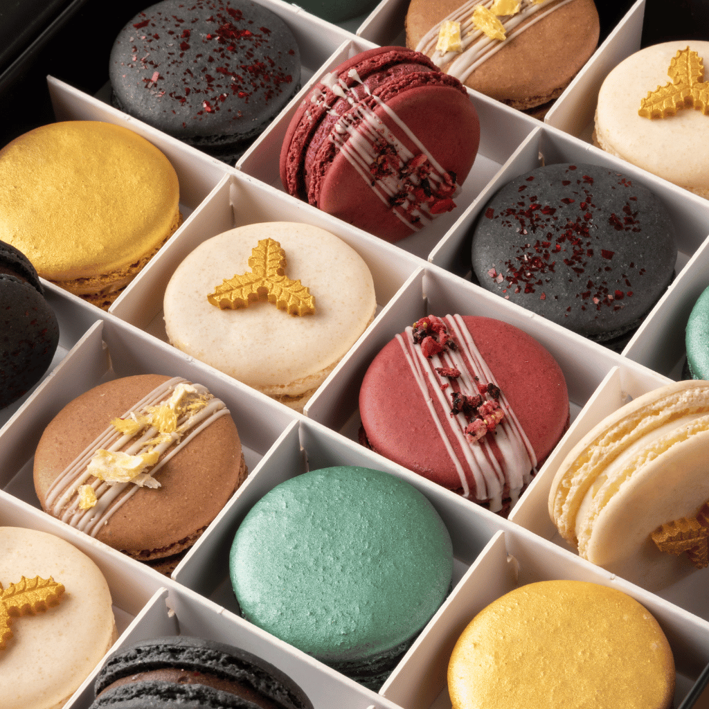Thumbnail: 12 Luxury Christmas macarons Image 2