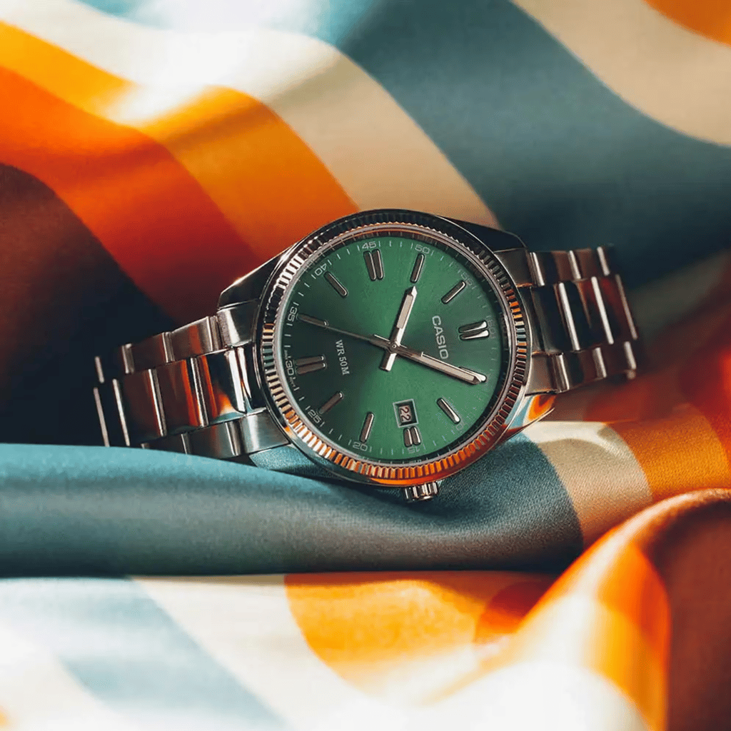 Thumbnail: Classic analogue watch Image 1