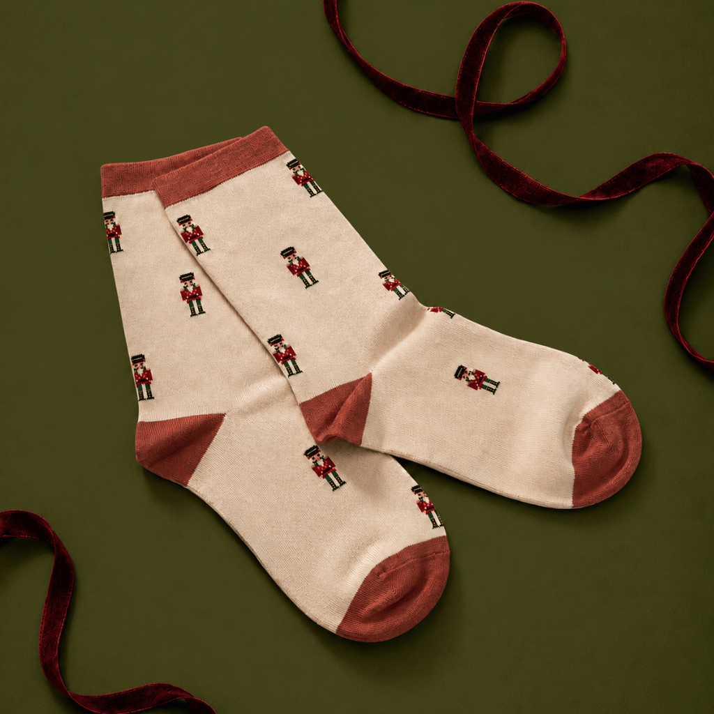 Thumbnail: 1 pair of women's festive bamboo socks Image 13