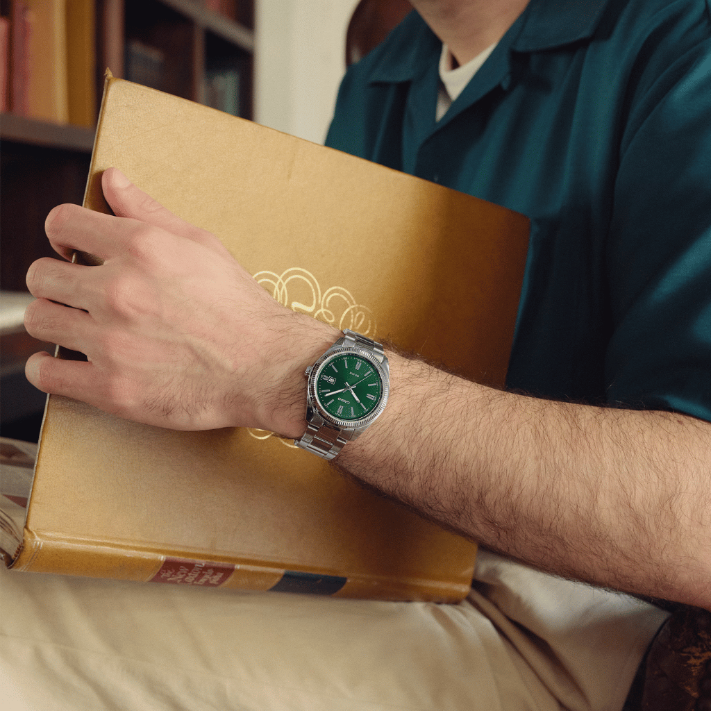 Thumbnail: Classic analogue watch Image 2
