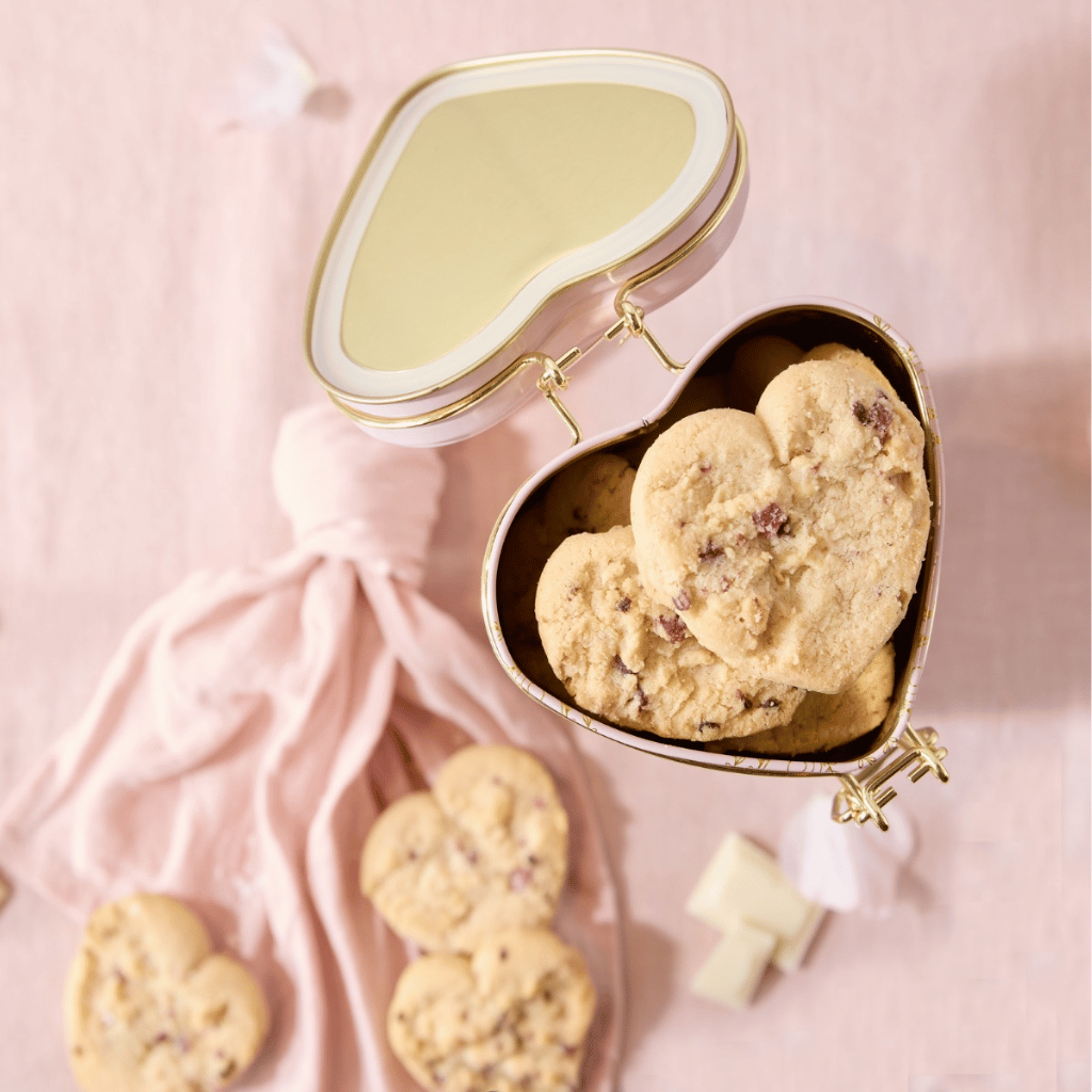 Thumbnail: Heart biscuit tin Image 2