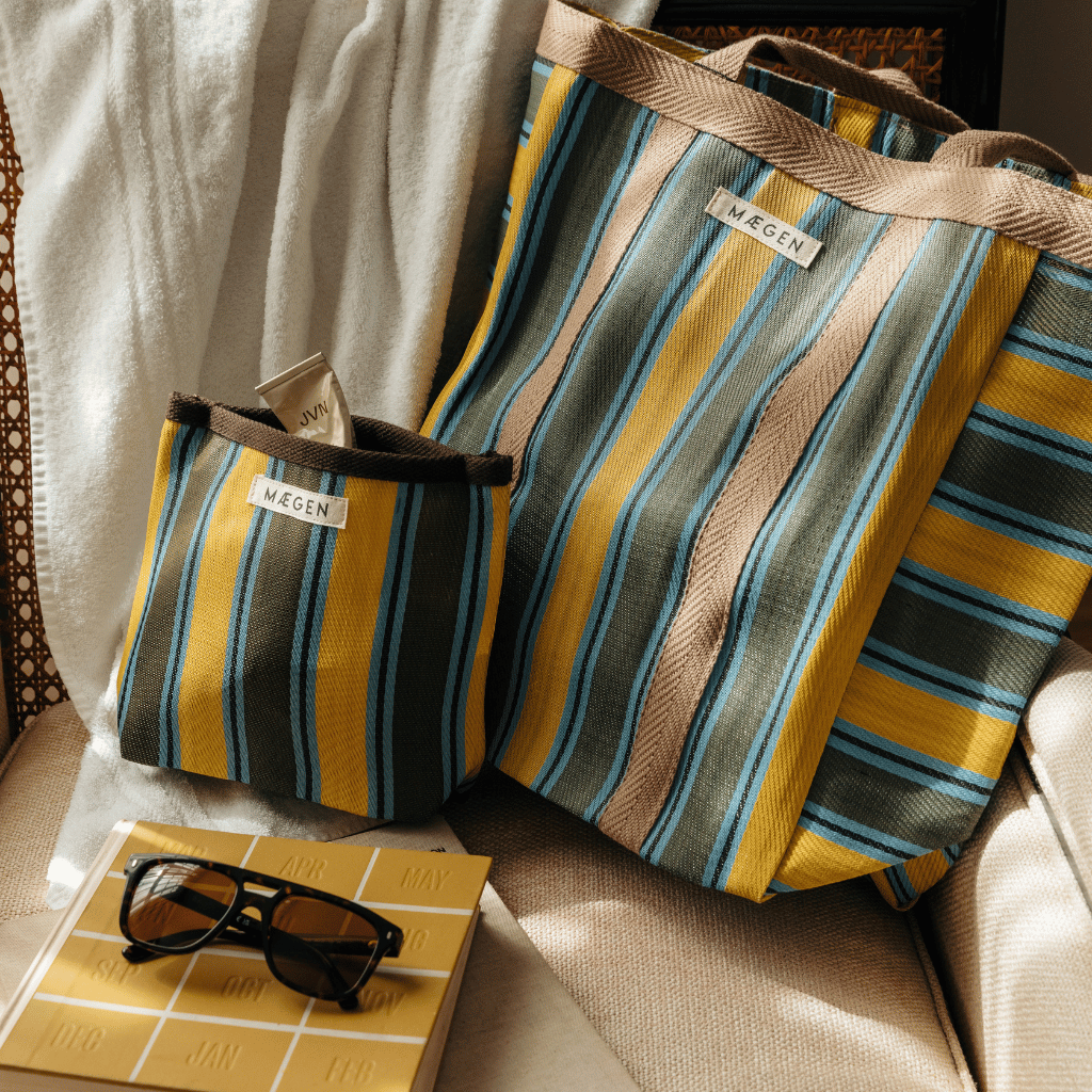 Thumbnail: Striped tote & pouch Image 1