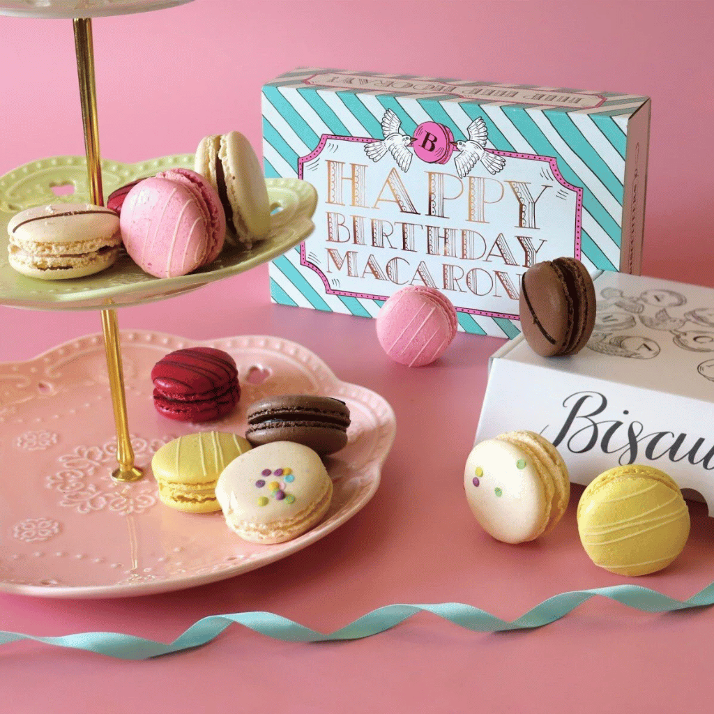 Thumbnail: 12 Birthday macarons Image 1