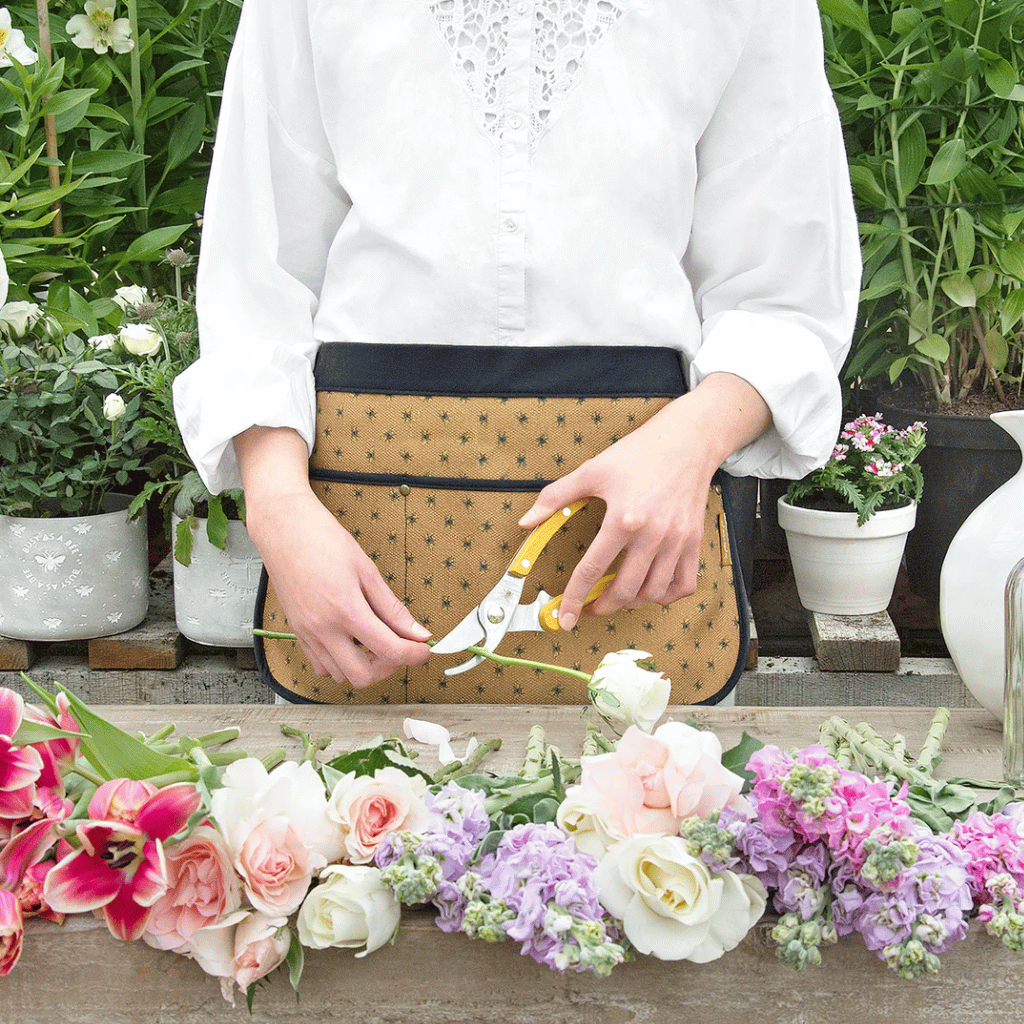 Thumbnail: Bees garden belt apron Image 2