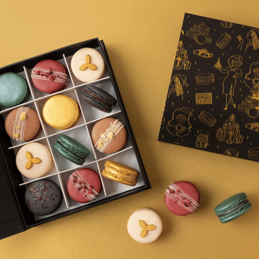 Thumbnail: 12 Luxury Christmas macarons Image 1