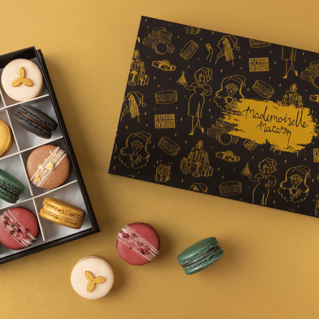 Thumbnail: 12 Luxury Christmas macarons Image 4