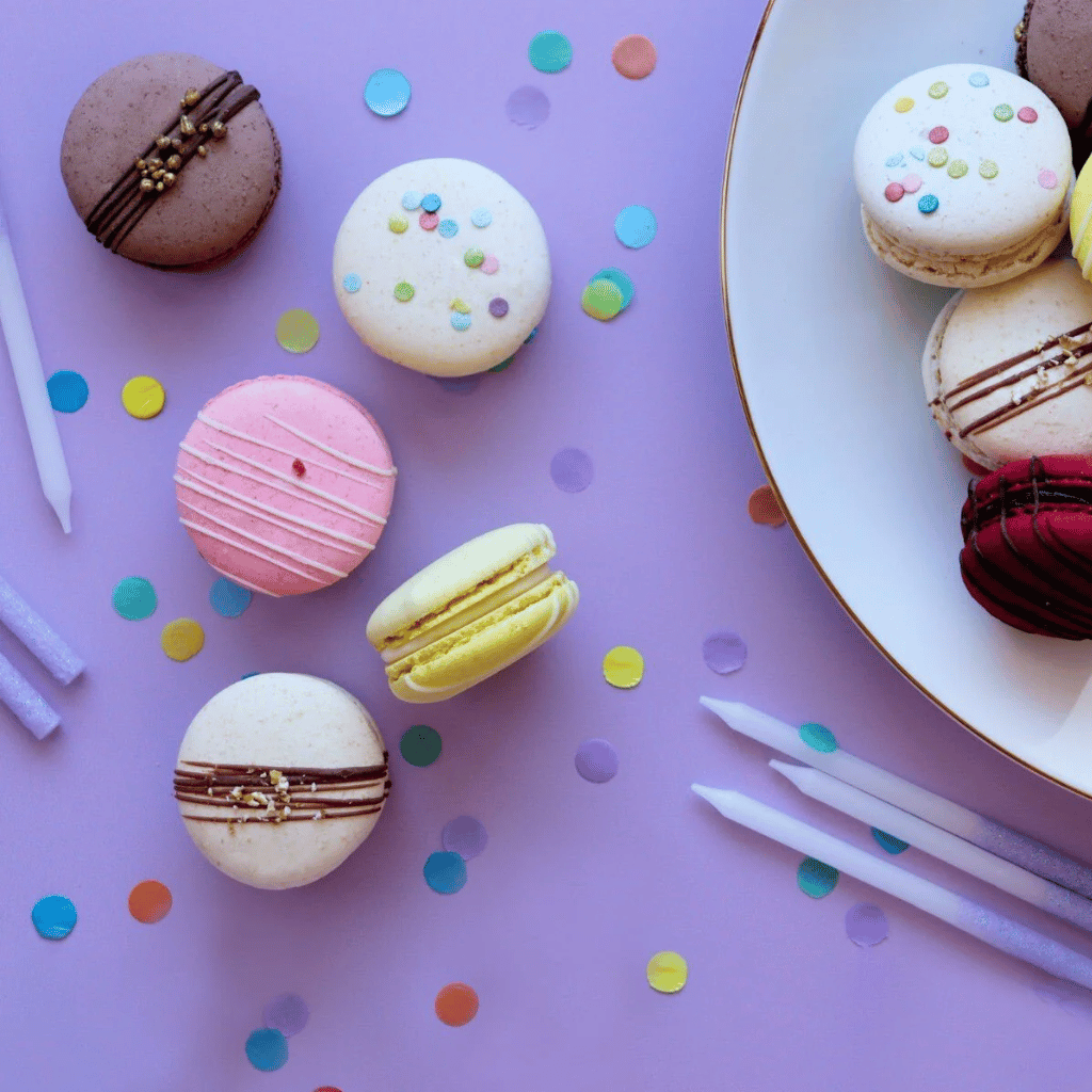 Thumbnail: 12 Birthday macarons Image 2